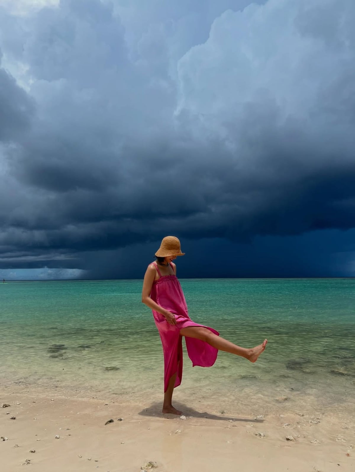 Actress Jo Yoon-hee Captivates Fans with Stunning Beach Photos