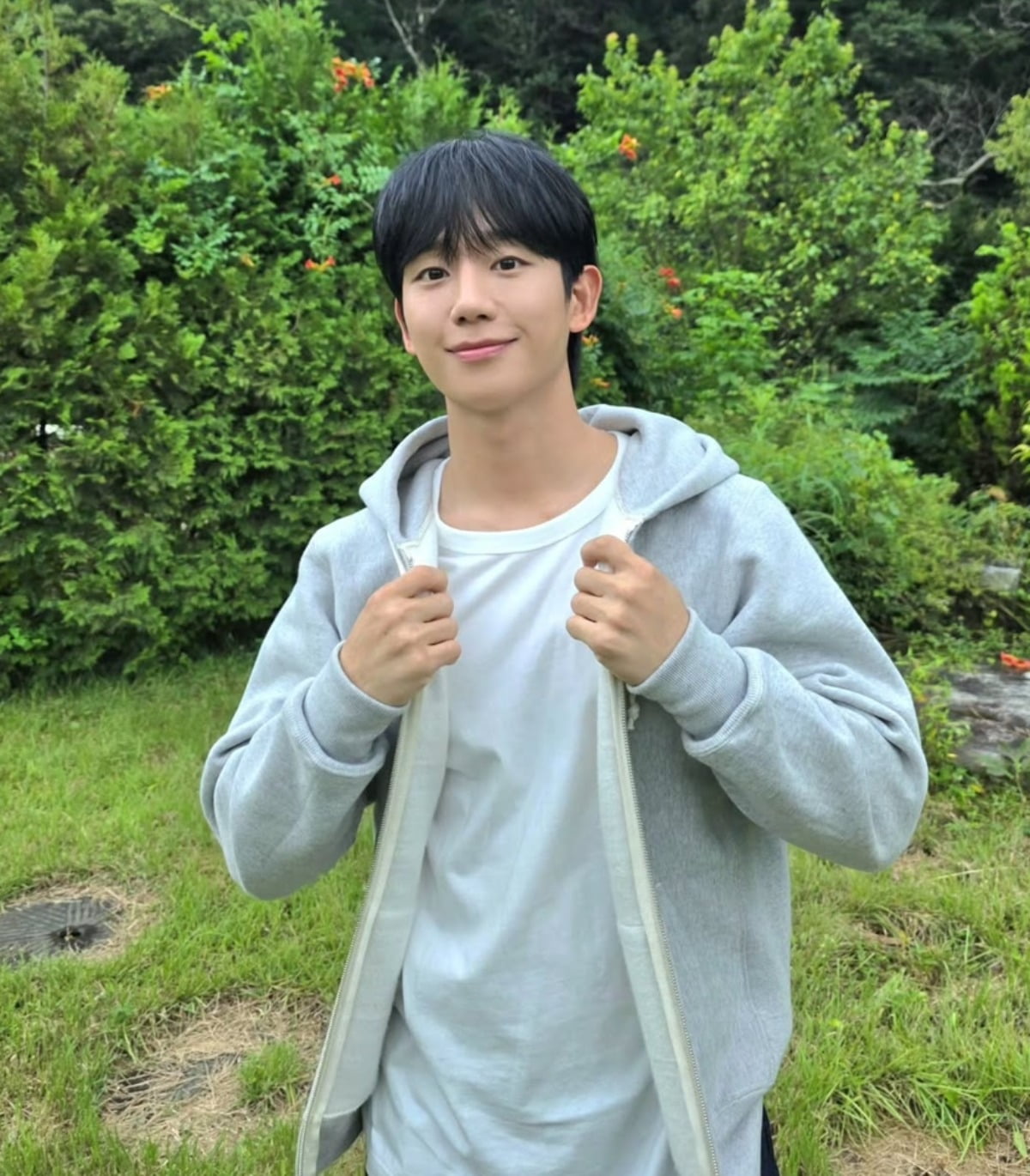 Jung Hae-in Captivates Fans with Boyish Charm in Latest Instagram Update