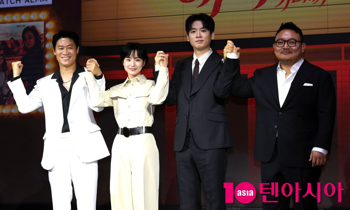Netflixシリーズ『エマ』制作発表会にイ・ヘヨン監督、パン・ヒョリン、ジン・ソンギュ、チョ・ヒョンチョルが出席