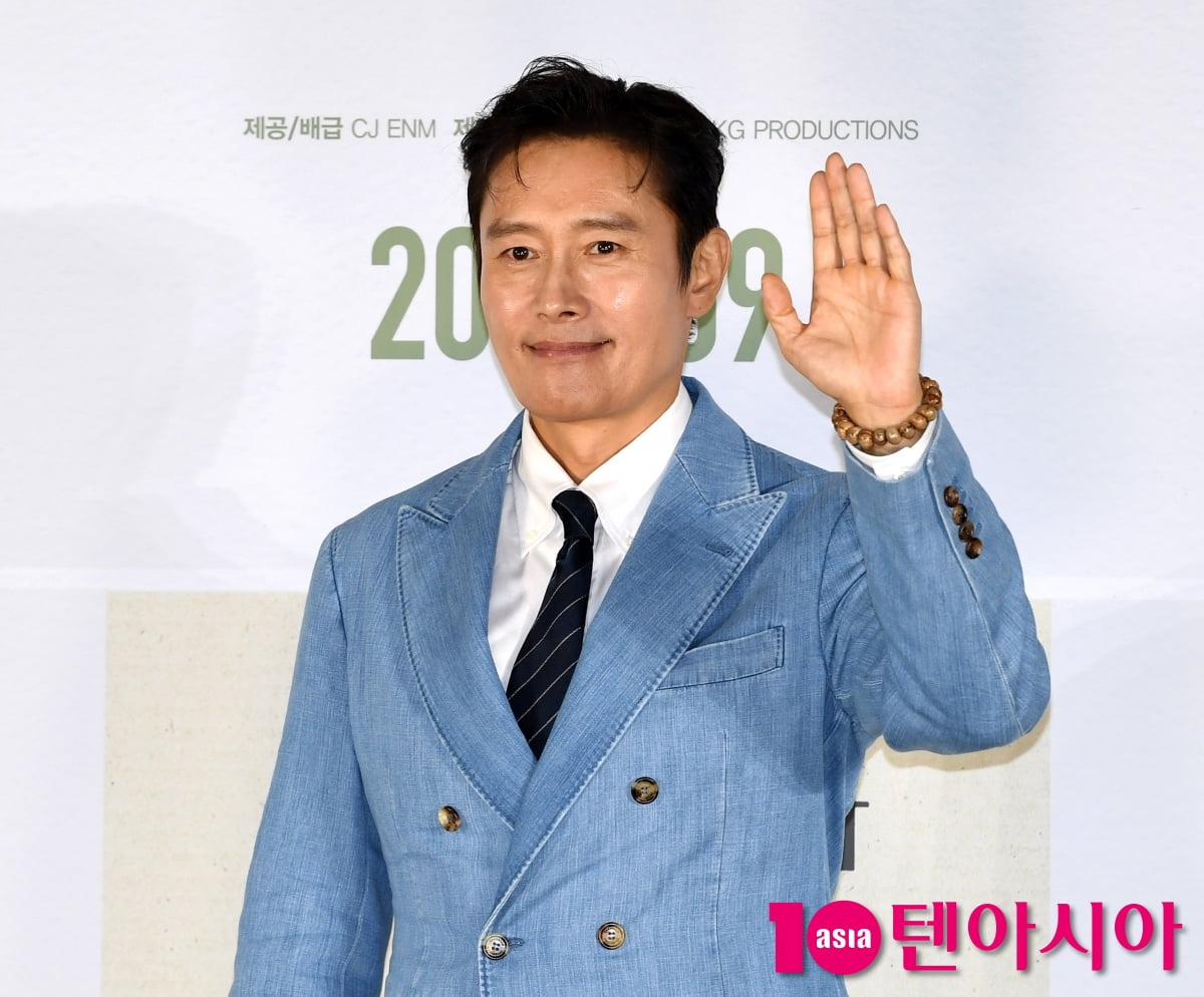 Lee Byung-hun Attends Press Conference for Upcoming Film 'No Other Choice'