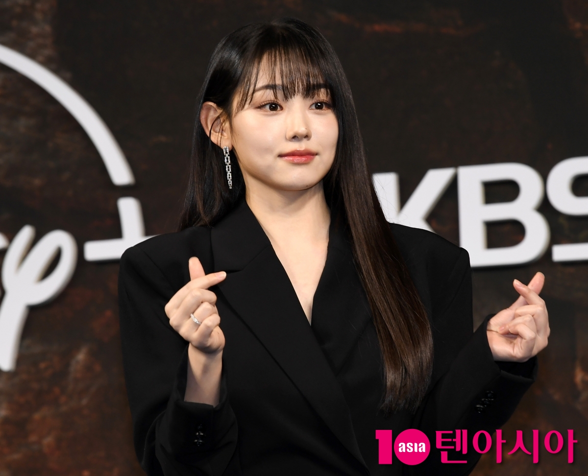 Kang Mina Attends Press Conference for New Series 'Twelve'
