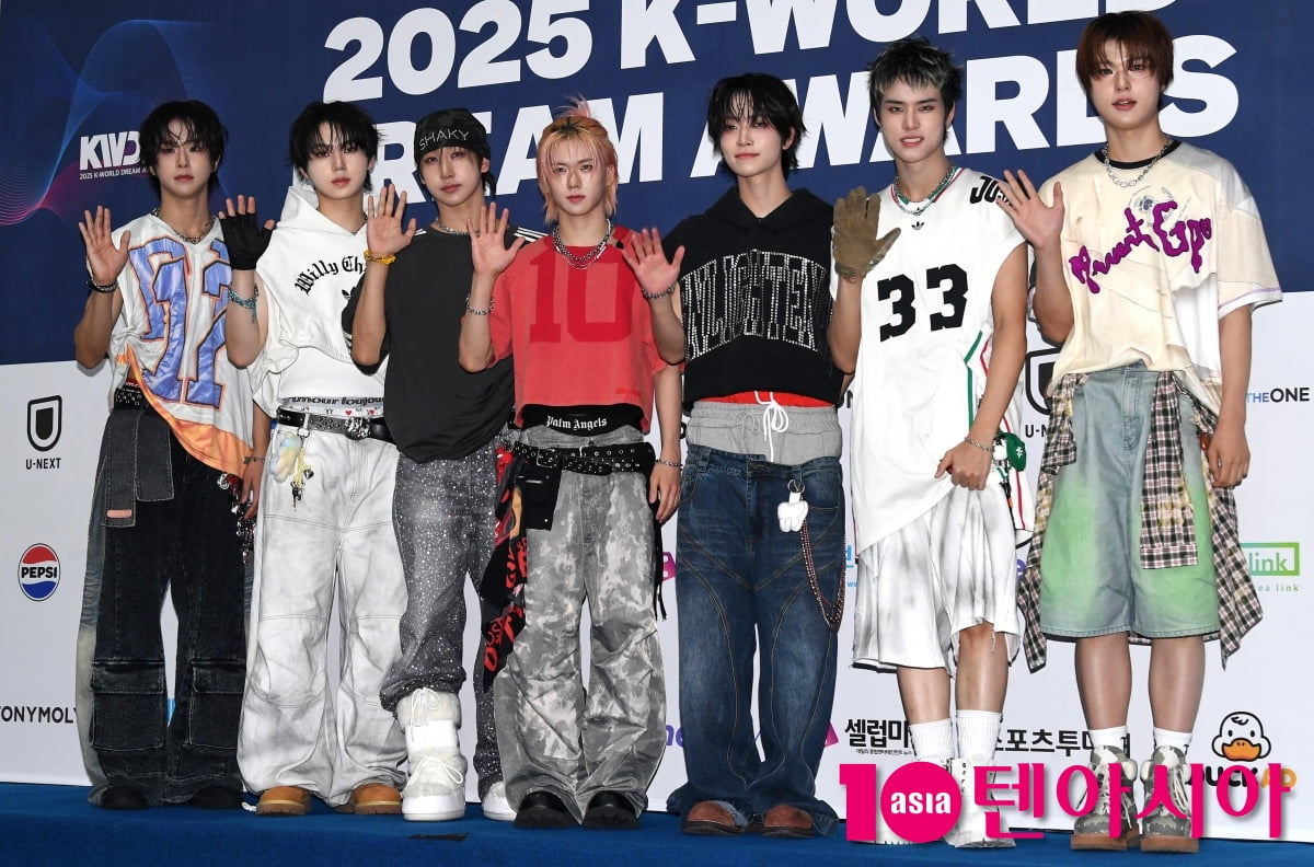 NEWBEAT Shines on the Blue Carpet at the 2025 K-World Dream Awards in Seoul