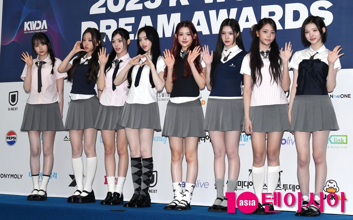 Hearts2Hearts Shines on the Blue Carpet at the 2025 K-World Dream Awards in Seoul