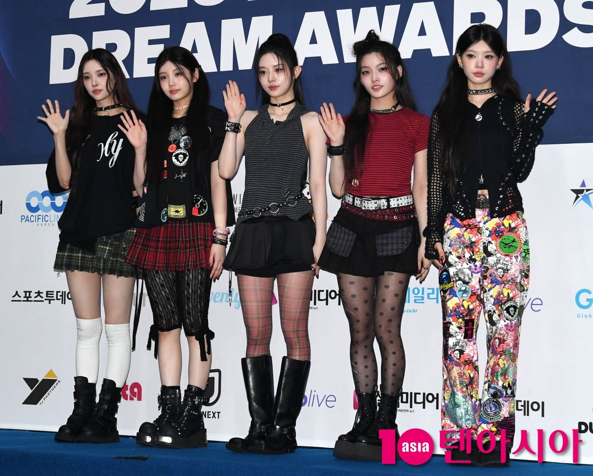 ILLIT Shines on the Blue Carpet at the 2025 K-World Dream Awards in Seoul