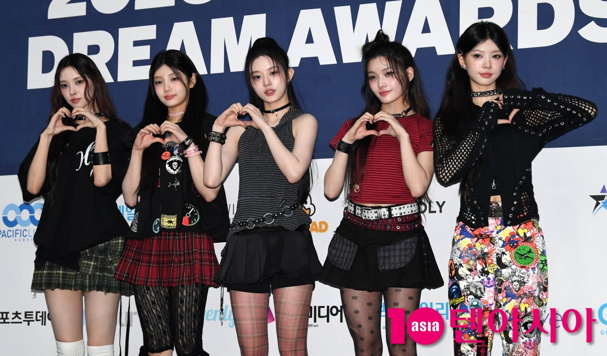 ILLIT Shines on the Blue Carpet at the 2025 K-World Dream Awards in Seoul