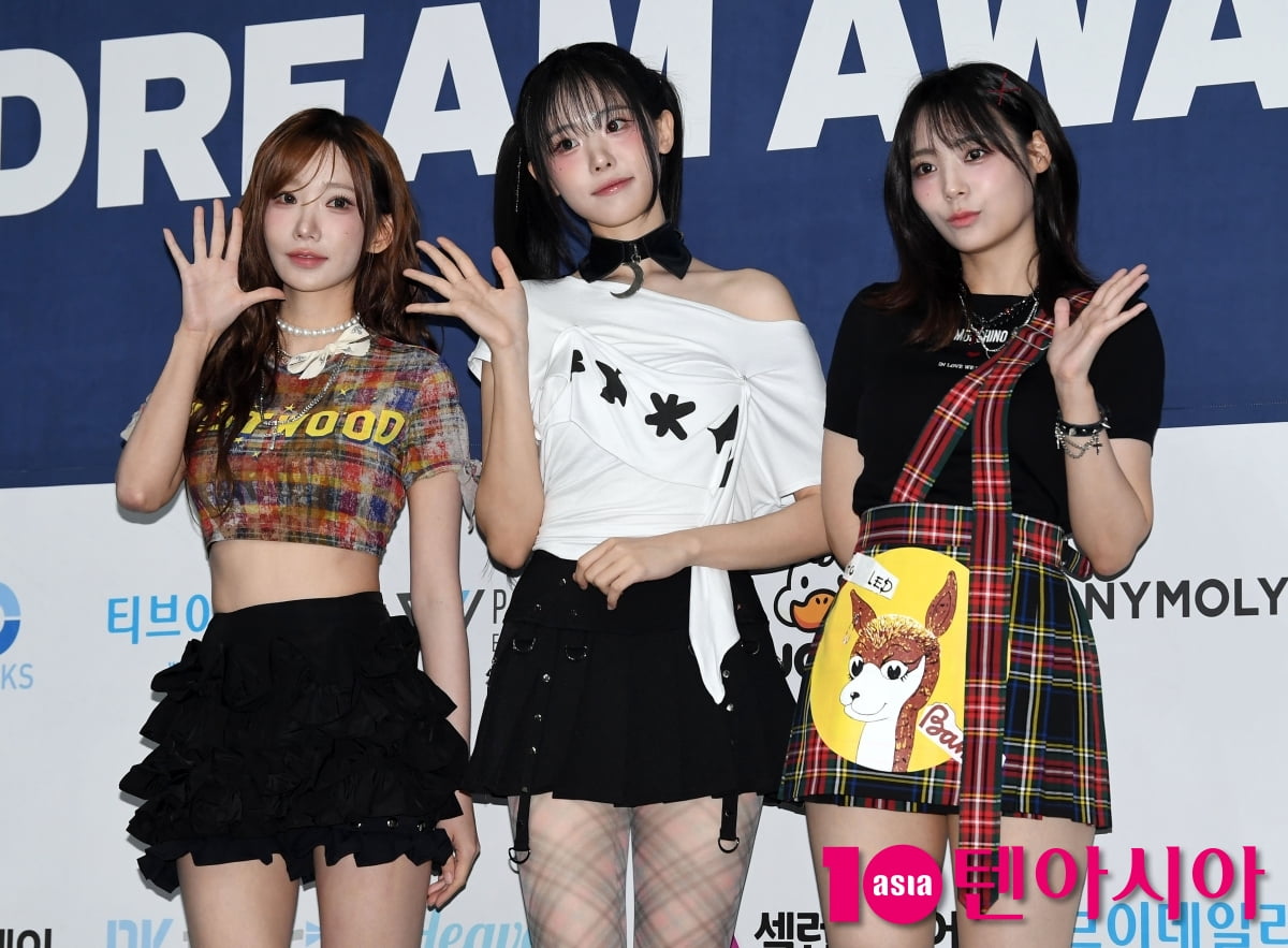 QWER Shines on the Blue Carpet at the 2025 K-World Dream Awards in Seoul