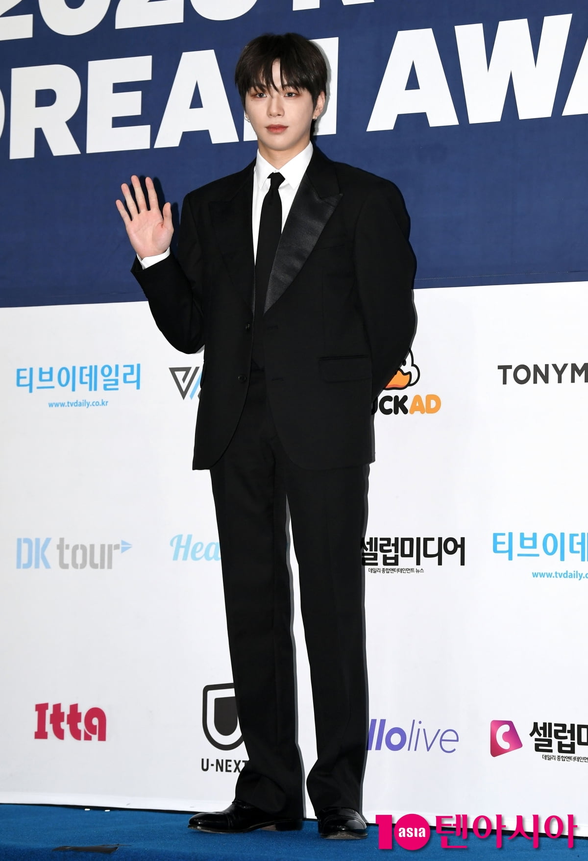 Kang Daniel Shines on the Blue Carpet at the 2025 K-World Dream Awards in Seoul