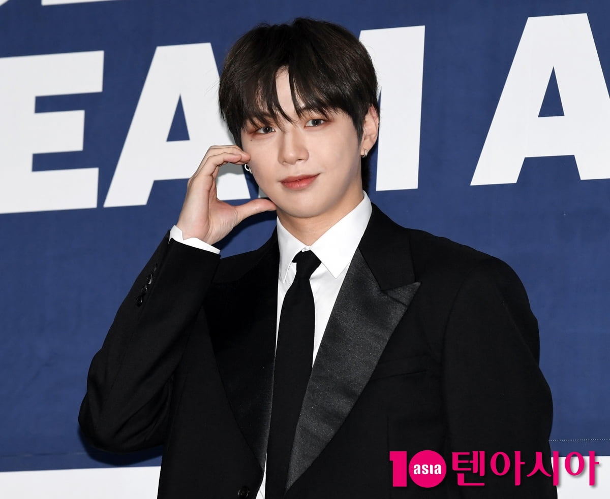 Kang Daniel Shines on the Blue Carpet at the 2025 K-World Dream Awards in Seoul