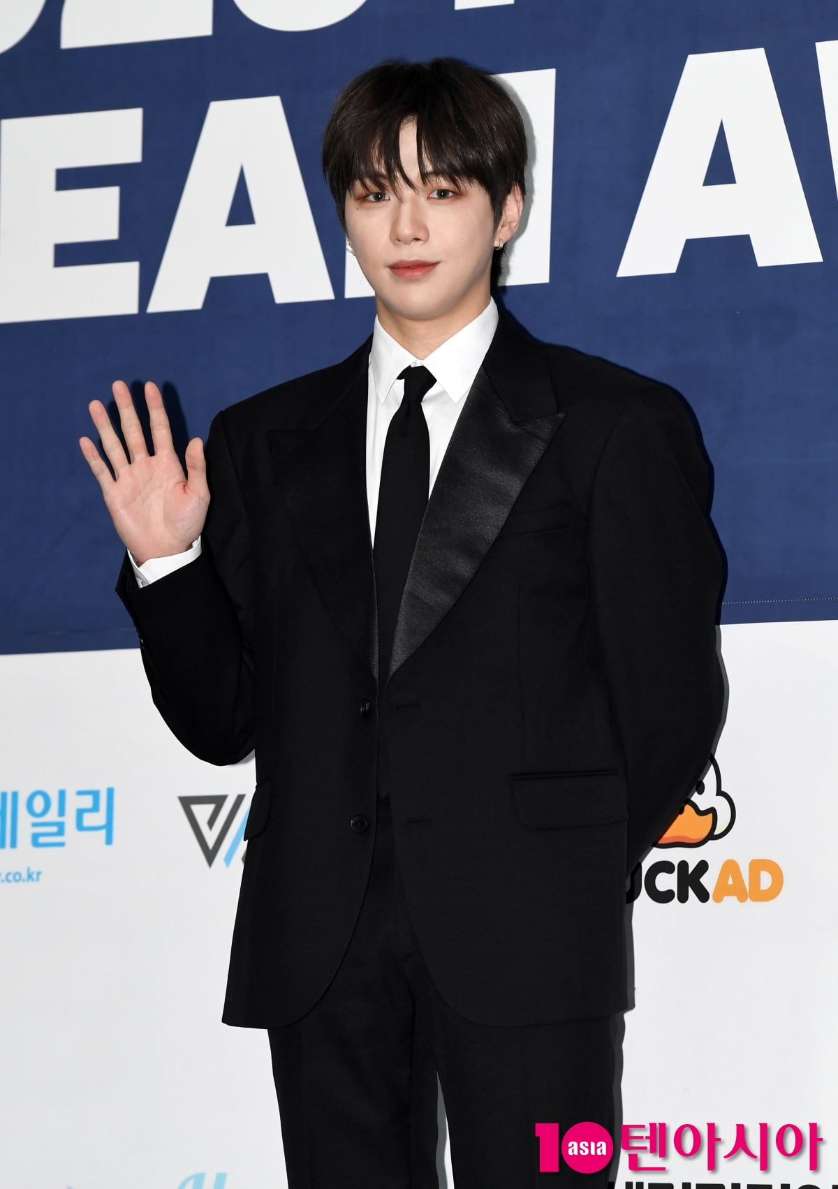 Kang Daniel Shines on the Blue Carpet at the 2025 K-World Dream Awards in Seoul
