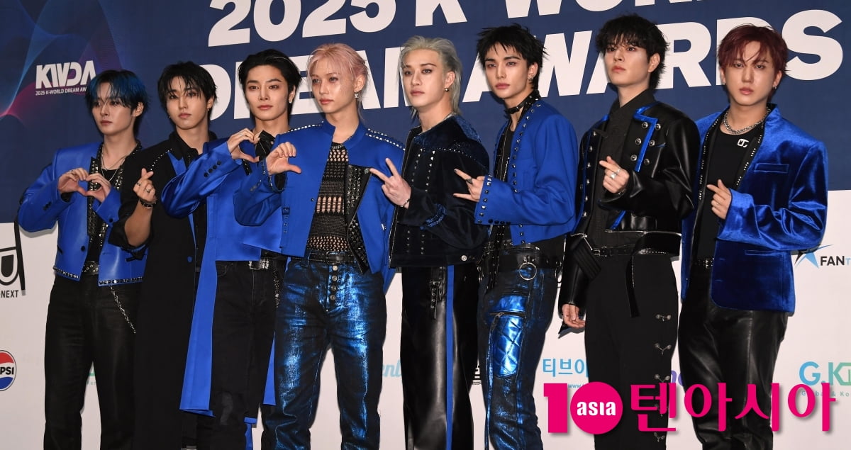 Stray Kids Shines on the Blue Carpet at the 2025 K-World Dream Awards in Seoul