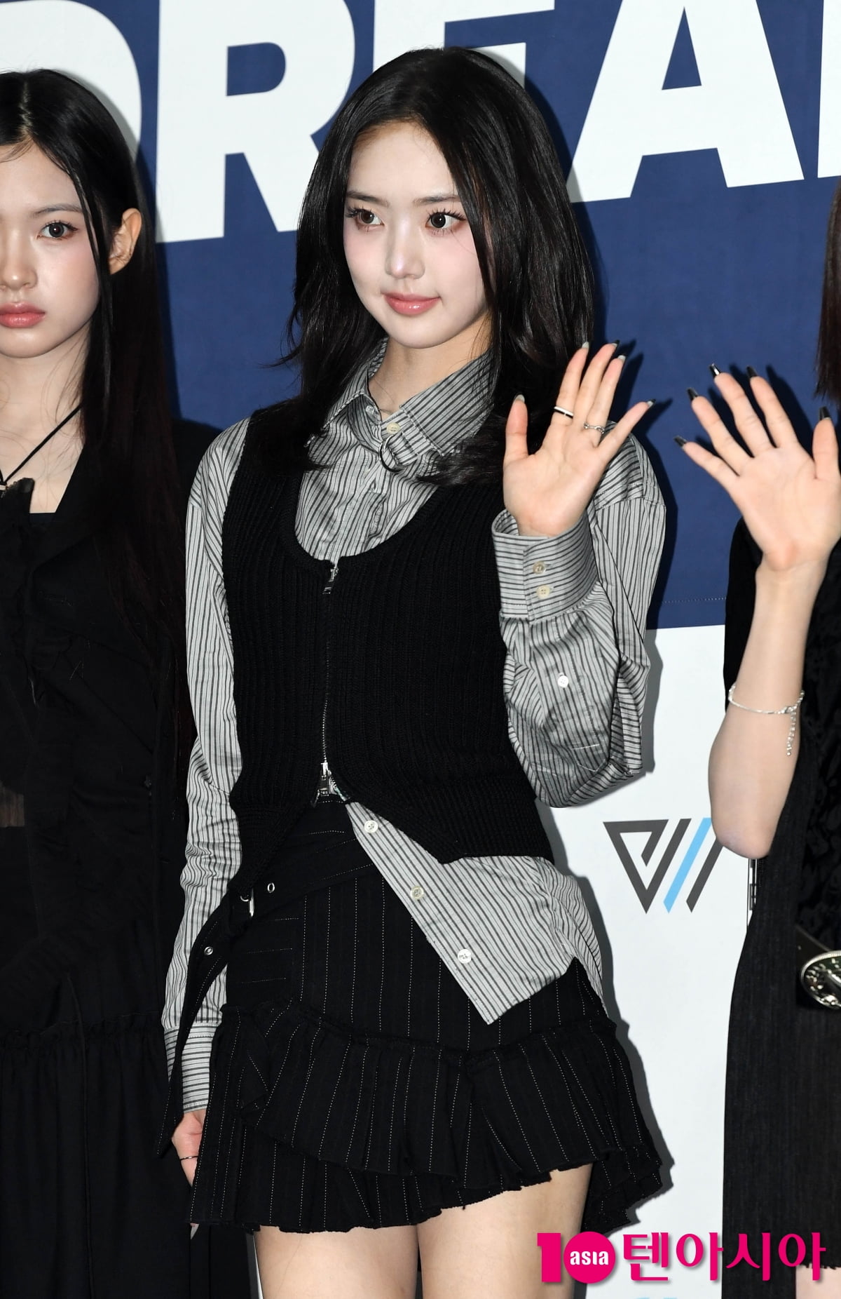 KiiiKiii's Lee Sol Shines on the Blue Carpet at the 2025 K-World Dream Awards in Seoul