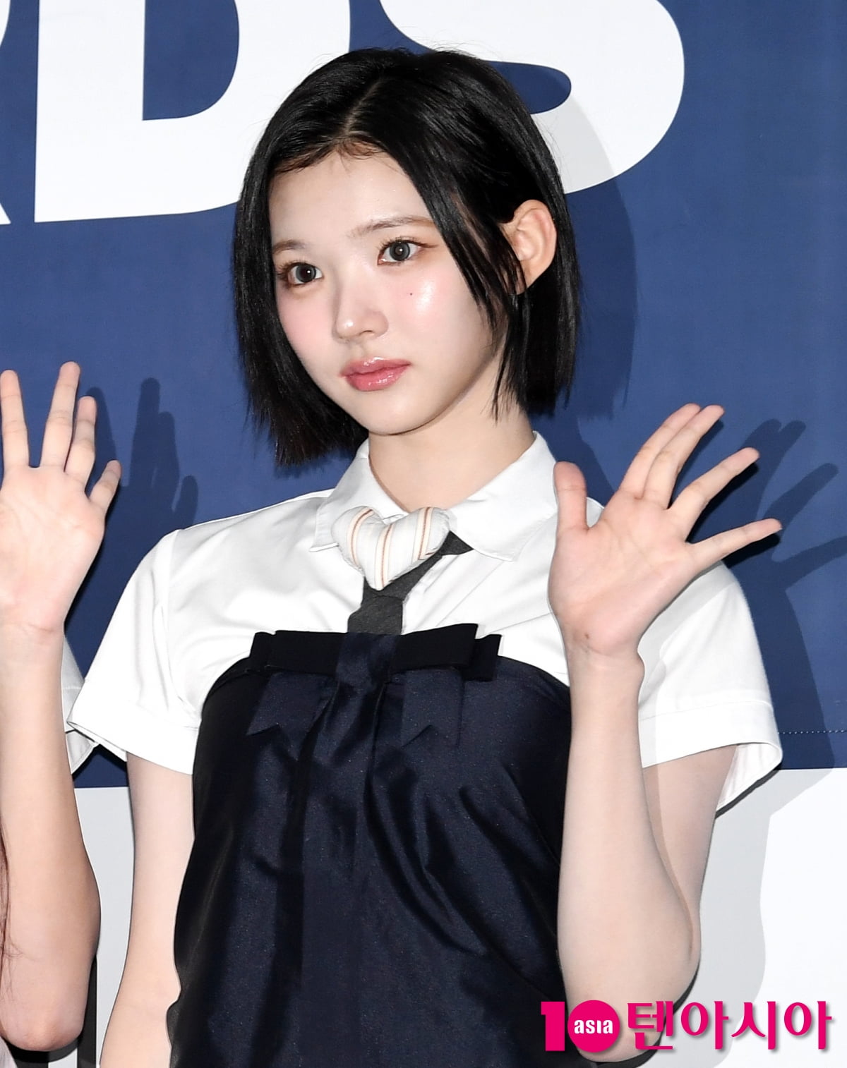 Hearts2Hearts' Jiwoo Shines on the Blue Carpet at the 2025 K-World Dream Awards in Seoul