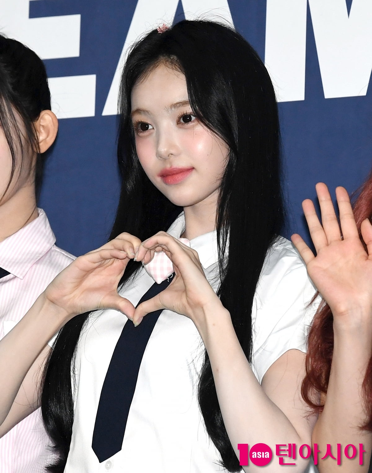 Hearts2Hearts' Ian Shines on the Blue Carpet at the 2025 K-World Dream Awards in Seoul
