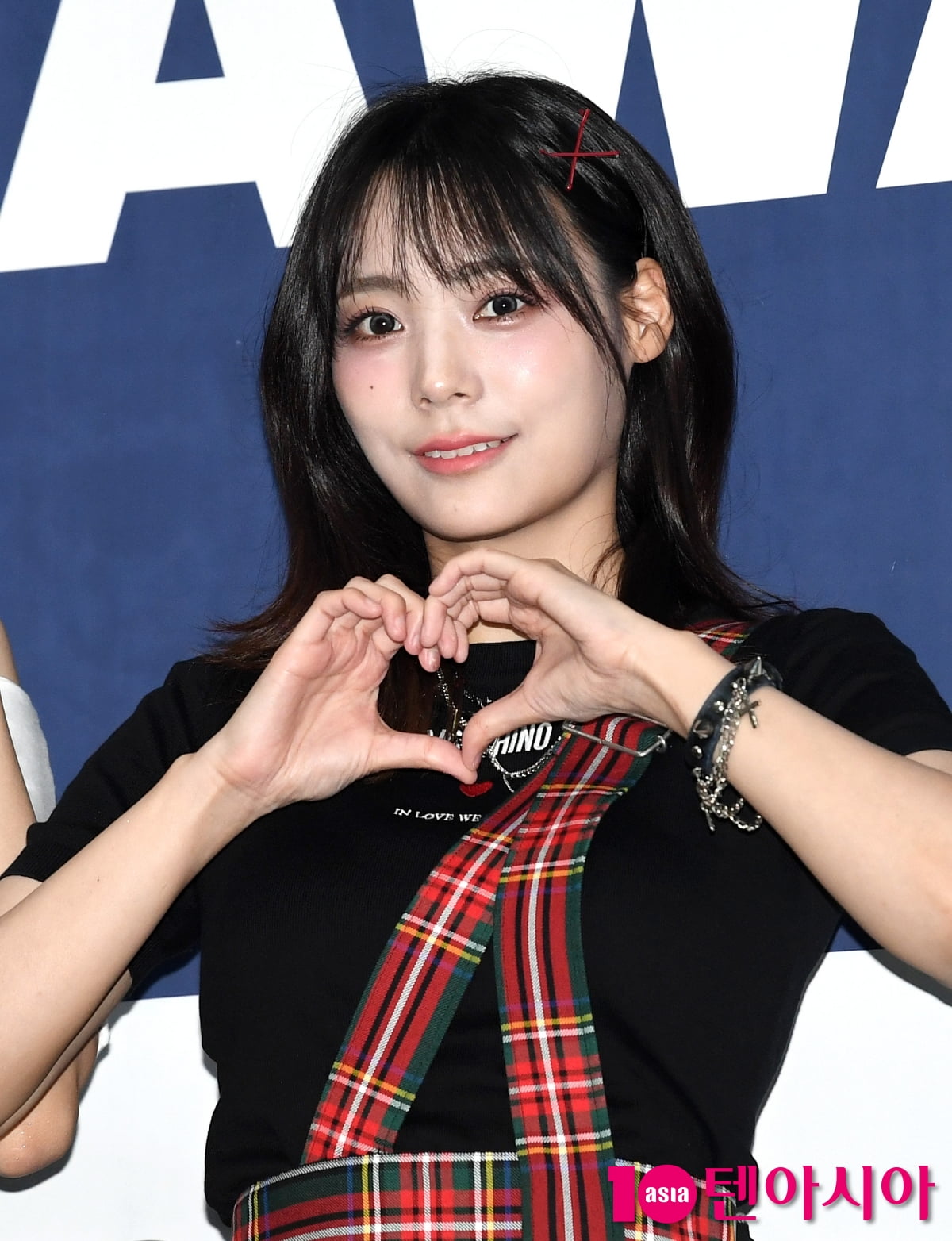 QWER's Siyeon Shines on the Blue Carpet at the 2025 K-World Dream Awards in Seoul