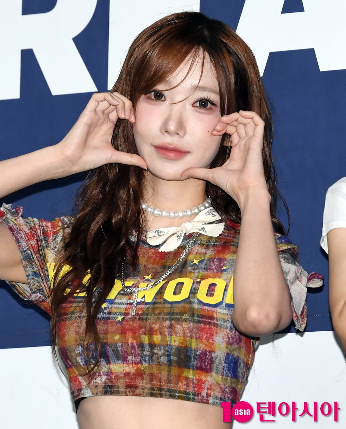 QWER Magenta Shines on the Blue Carpet at the 2025 K-World Dream Awards in Seoul