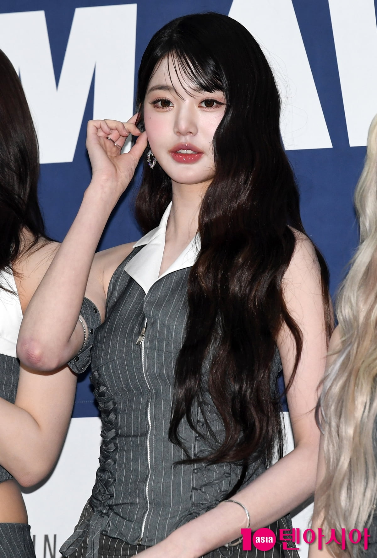IVE's Jang Wonyoung Shines on the Blue Carpet at the 2025 K-World Dream Awards in Seoul