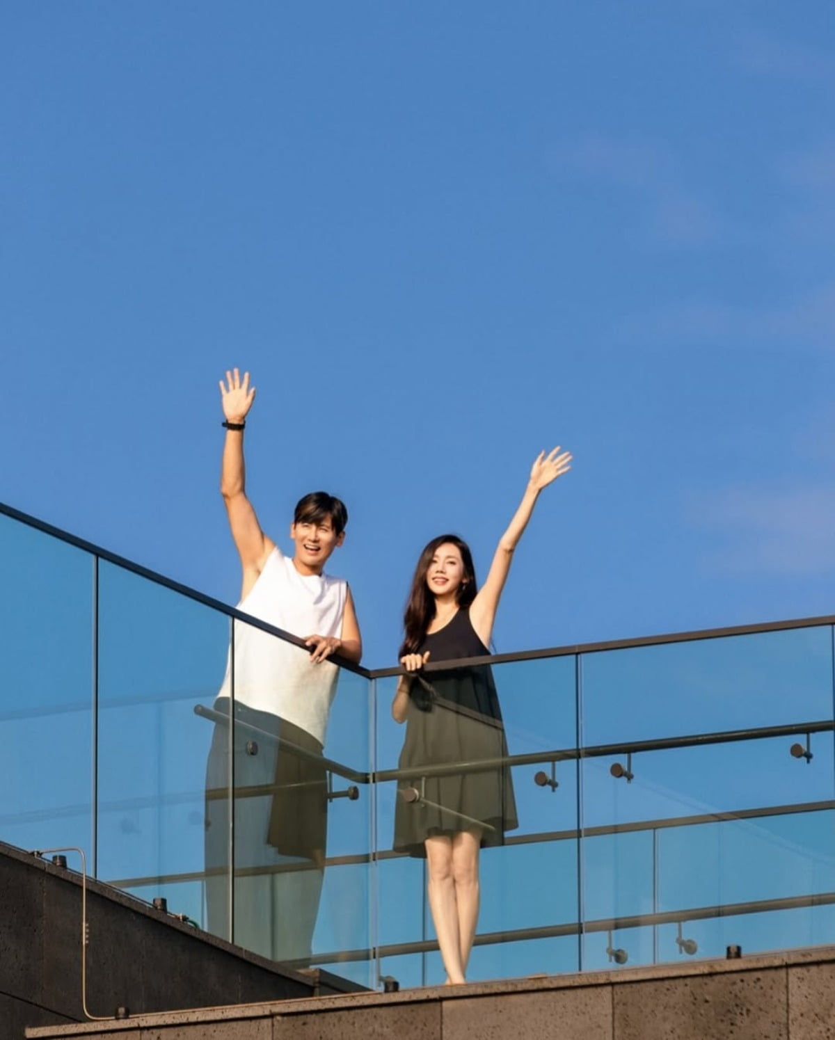 Korean Actress Choo Ja-hyun Shines in Summer Sun with Minimalist Elegance