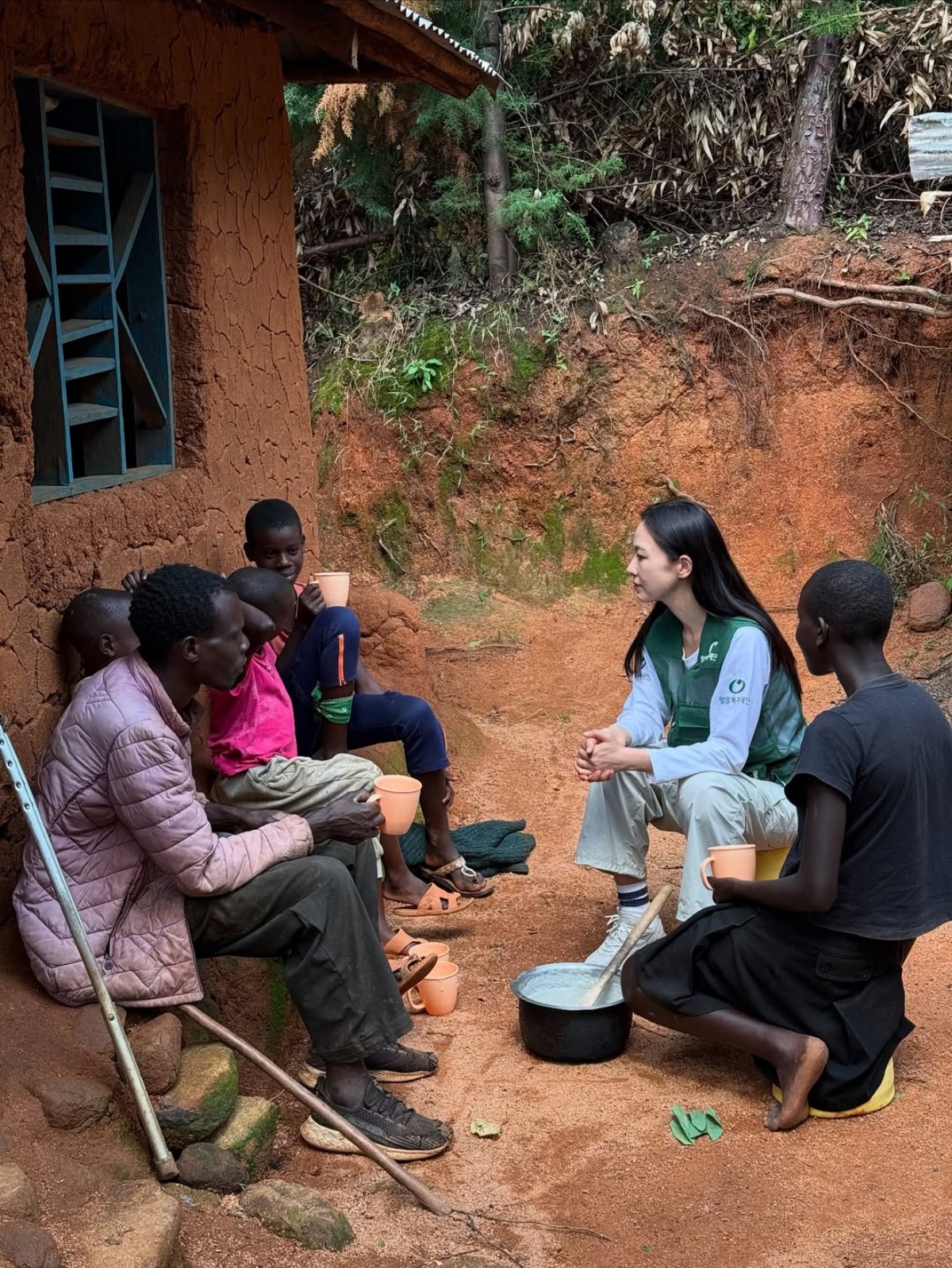 Actress Hong Soo-hyun Spreads Warmth and Kindness in Africa