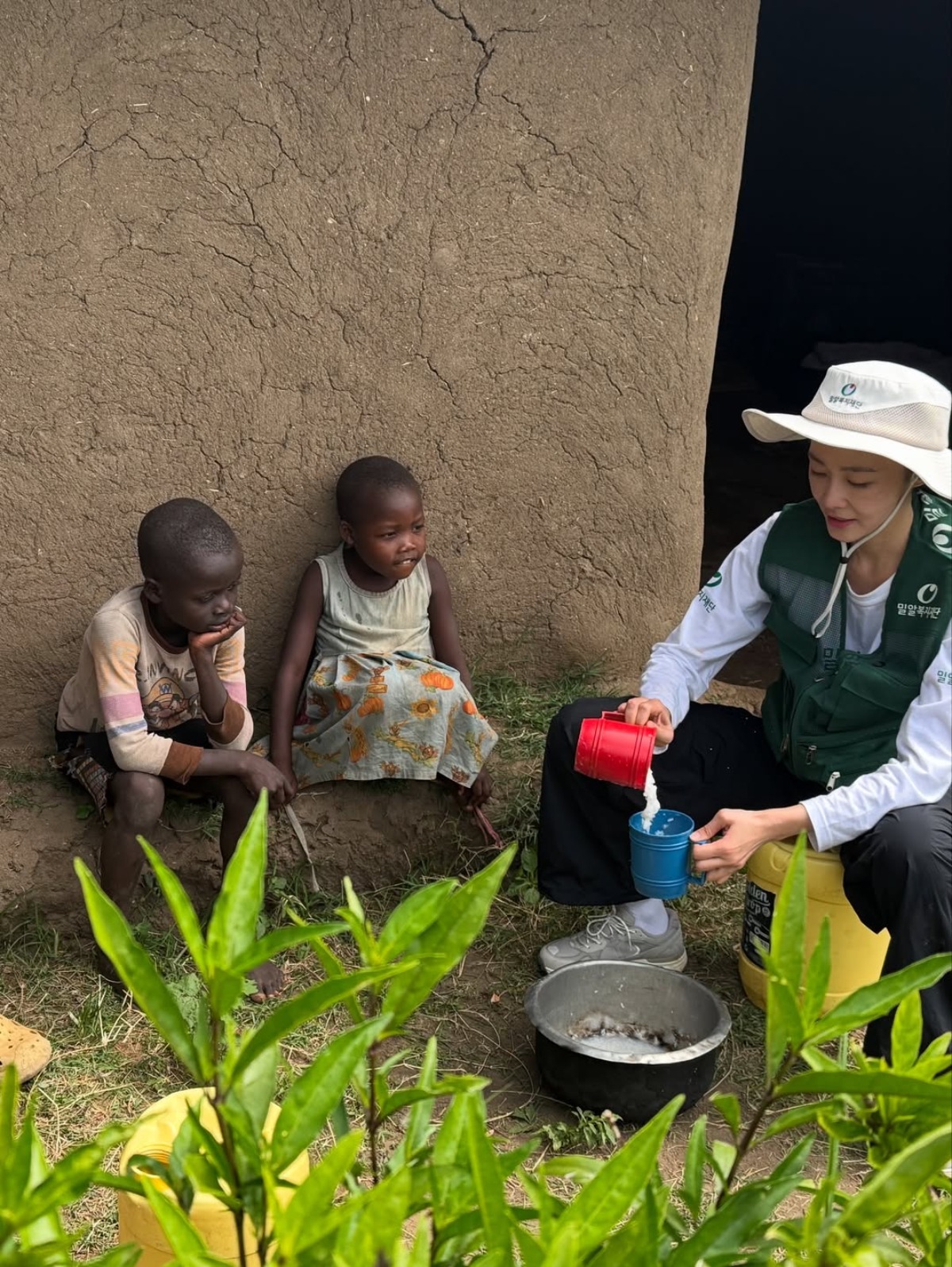 Actress Hong Soo-hyun Spreads Warmth and Kindness in Africa