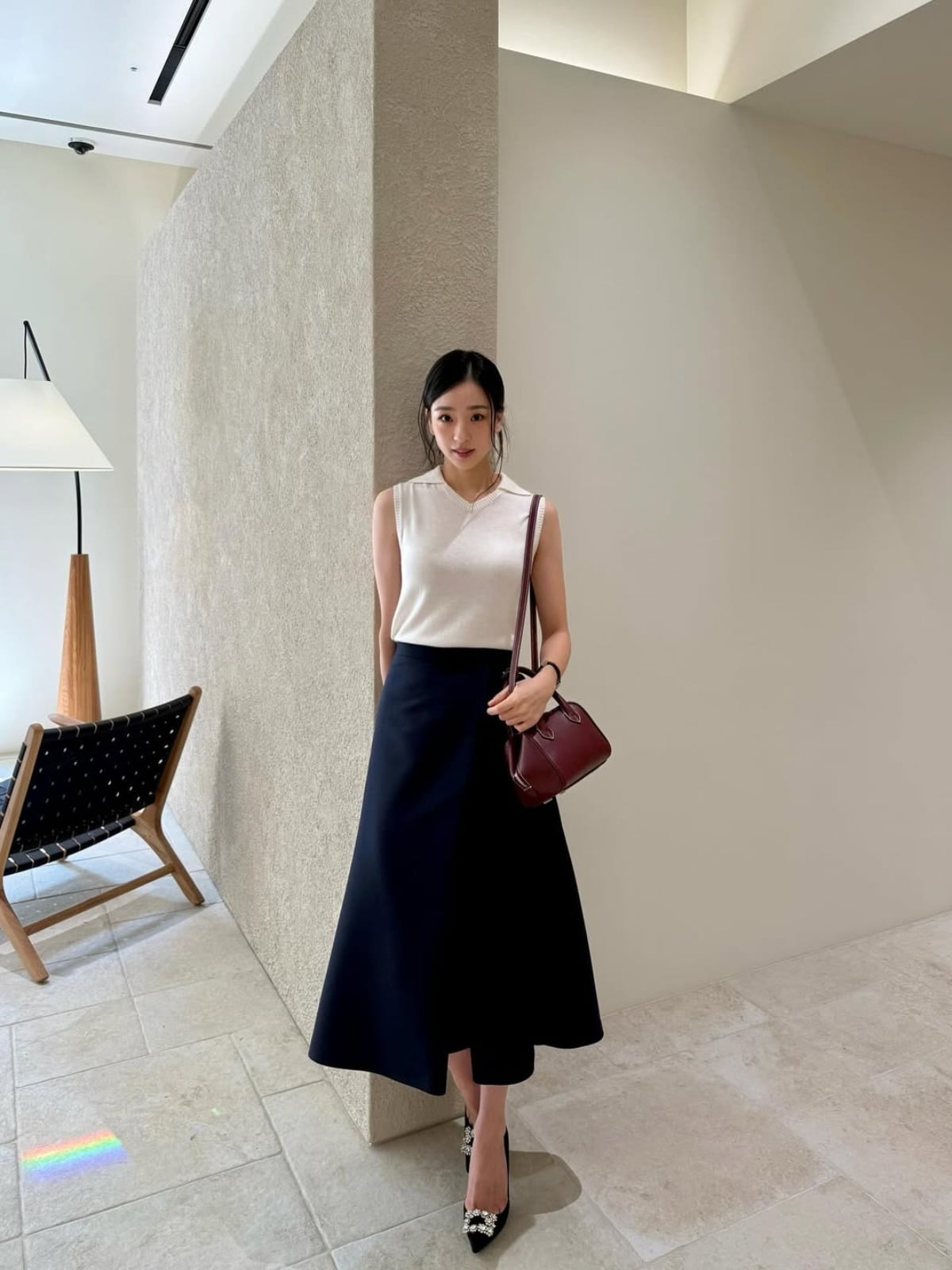 Son Yeon-jae Shines in Minimalist Outing with Classic Style