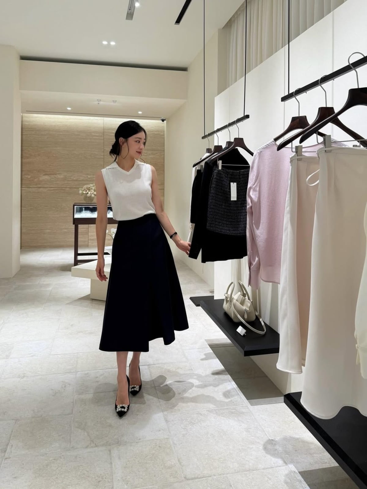 Son Yeon-jae Shines in Minimalist Outing with Classic Style