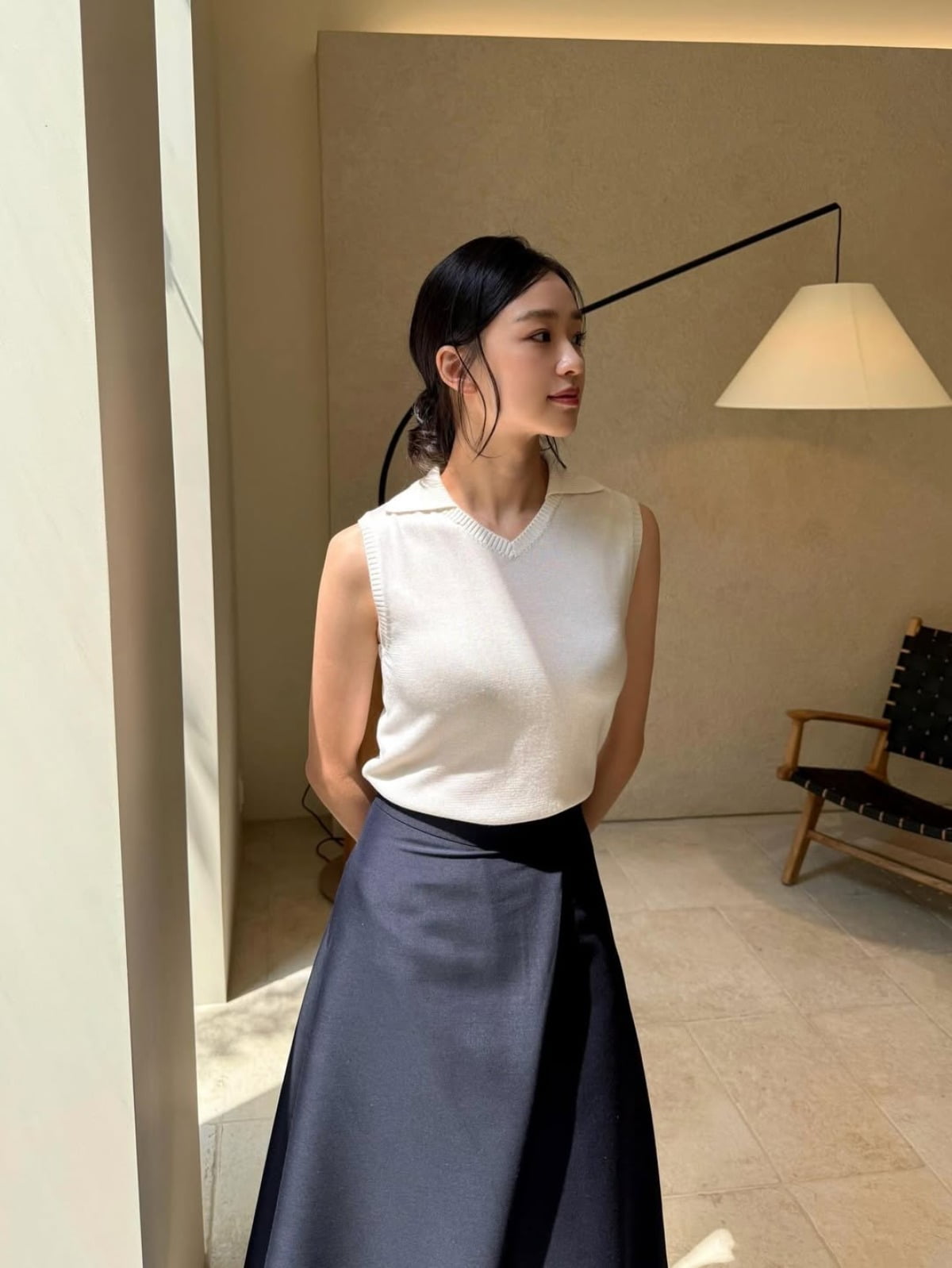 Son Yeon-jae Shines in Minimalist Outing with Classic Style