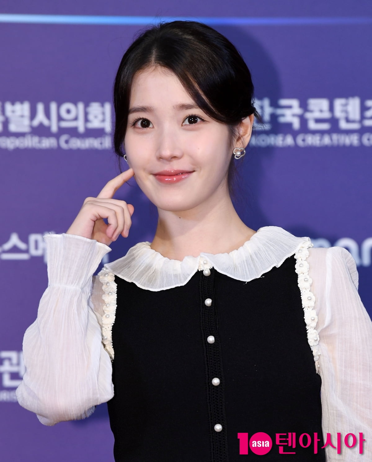 IU(アイユー)、2025 K-エキスポ授賞式に華やかに登場