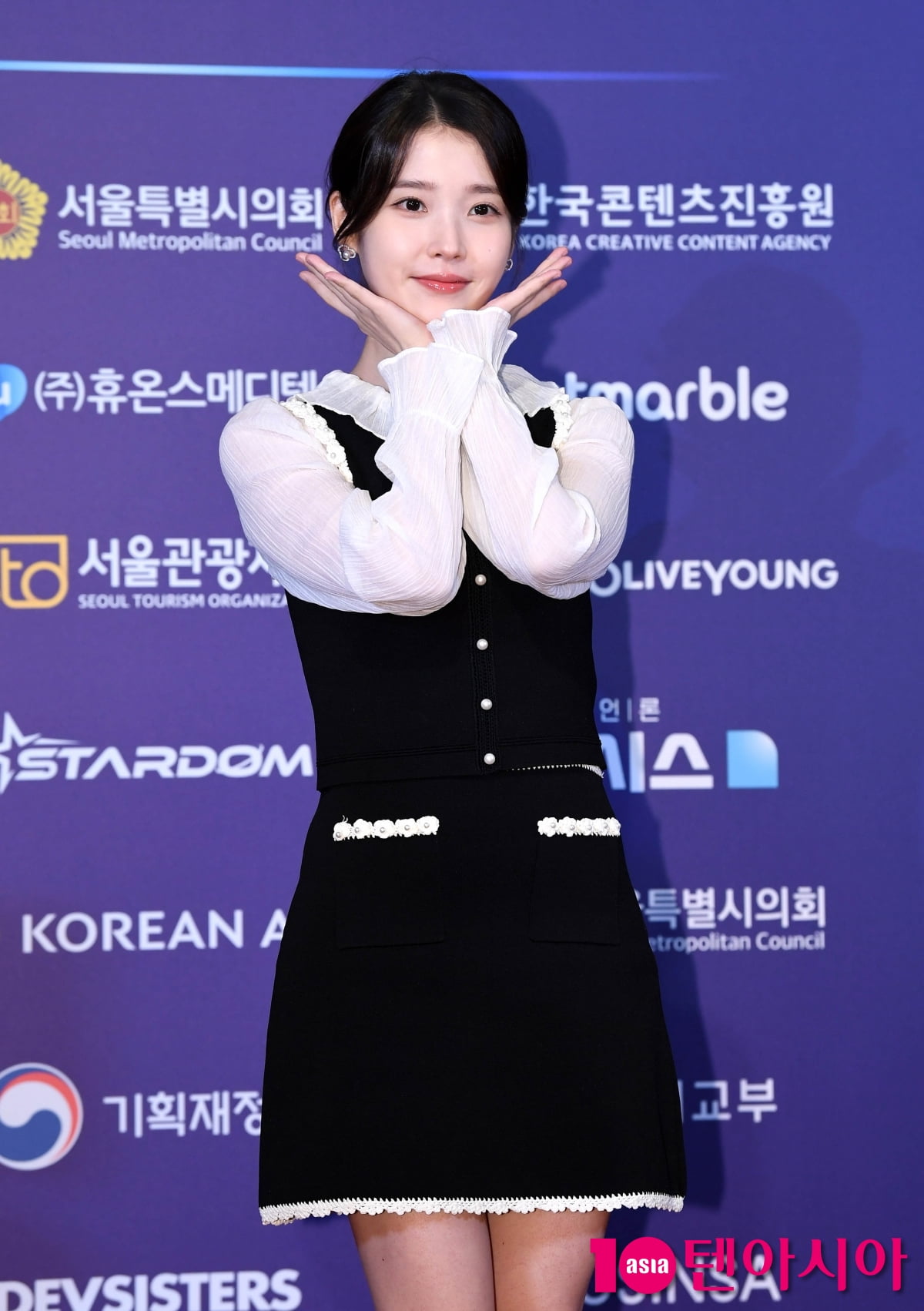 IU(アイユー)、2025 K-エキスポ授賞式に華やかに登場