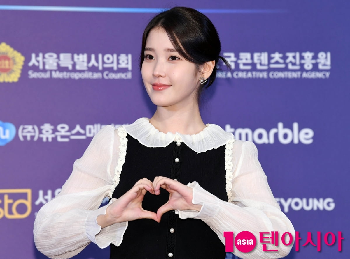 IU(アイユー)、2025 K-エキスポ授賞式に華やかに登場