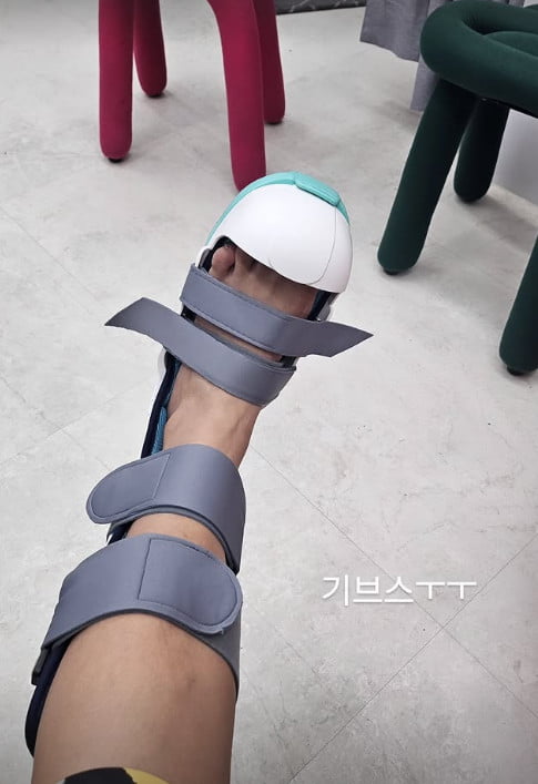 K-Pop Star Solbi Shares Injury Update with Fans