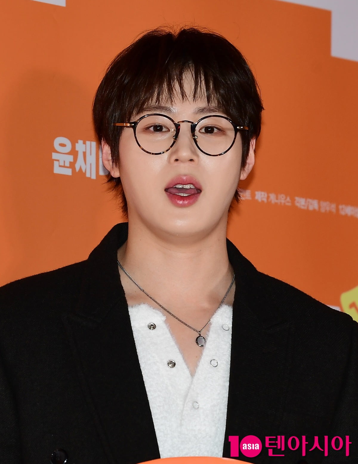 Ha Sung-woon Tops Poll as Most Desired Sauna Date Companion Among Male Singers