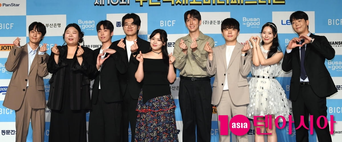 第13回釜山国際コメディフェスティバル、ブルーカーペットに韓国の人気コメディアンが集結