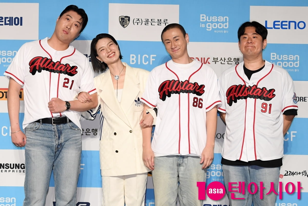第13回釜山国際コメディフェスティバル開幕、ソン・ハビン、アン・ヨンミ、キム・ジュファン、ムン・ジワンがブルーカーペットに登場