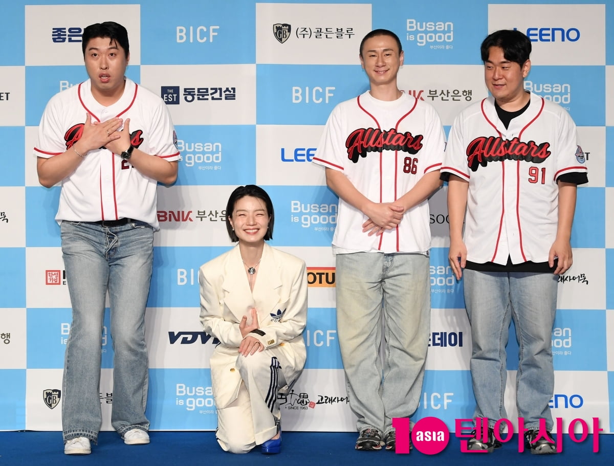 第13回釜山国際コメディフェスティバル開幕、ソン・ハビン、アン・ヨンミ、キム・ジュファン、ムン・ジワンがブルーカーペットに登場