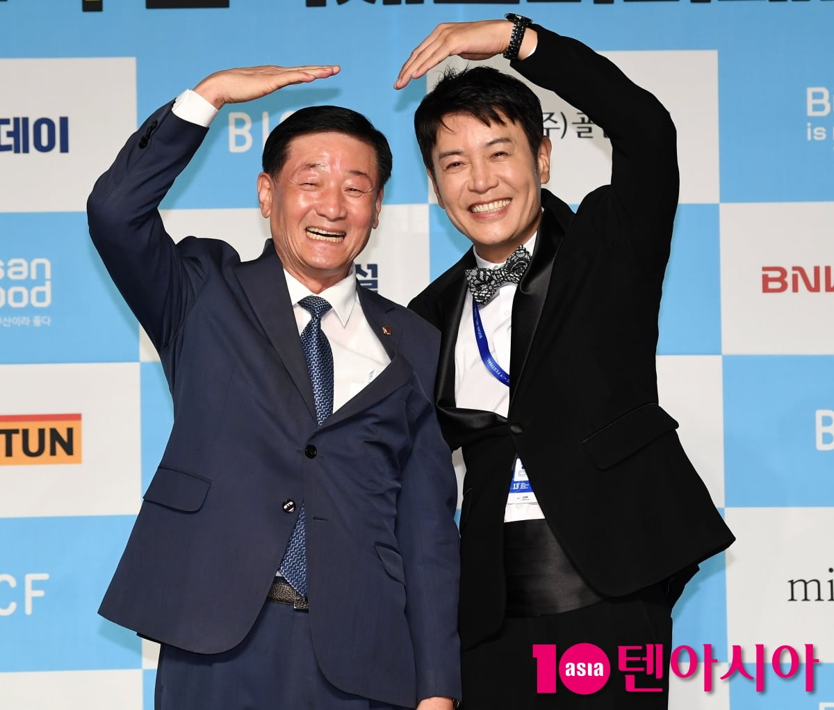 Busan International Comedy Festival Kicks Off with Star-Studded Blue Carpet Event