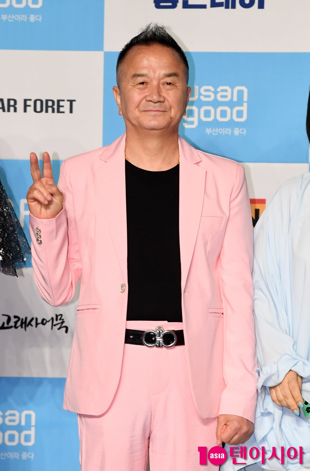 ペ・ヨンマン、釜山国際コメディフェスティバルでブルーカーペットに登場