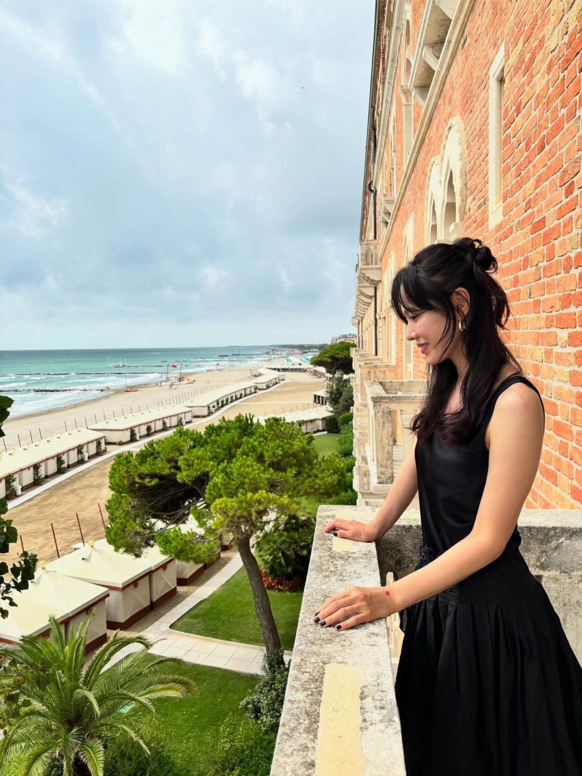 Son Ye-jin Shines in Stunning Photos Amidst Scenic Backdrop