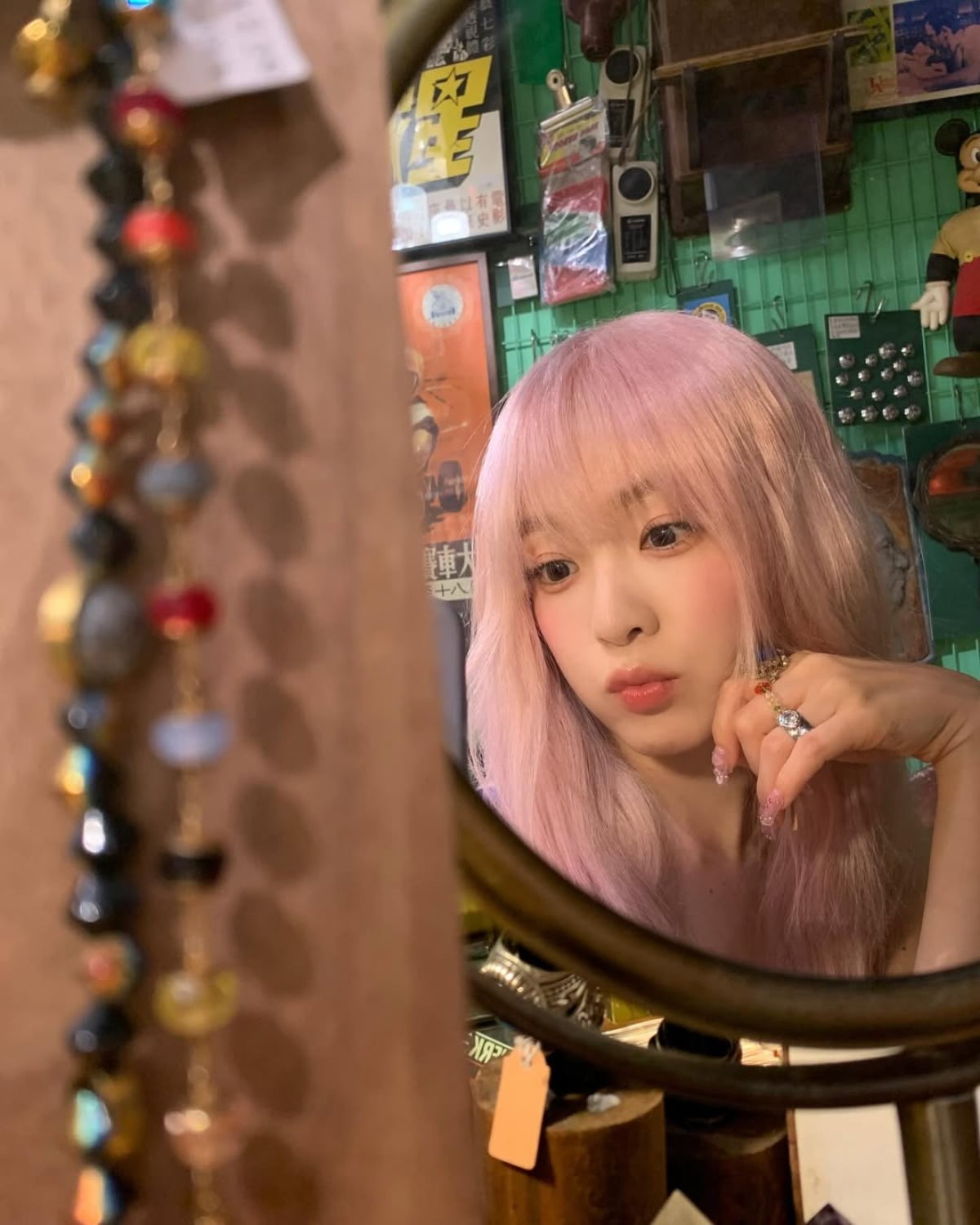 レッドベルベットのアイリーン、ピンクヘアで魅せる幻想的なセルフィー