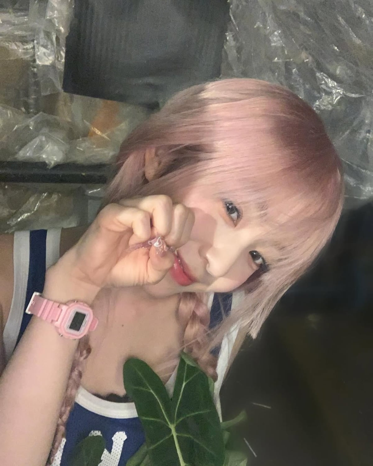 レッドベルベットのアイリーン、ピンクヘアで魅せる幻想的なセルフィー