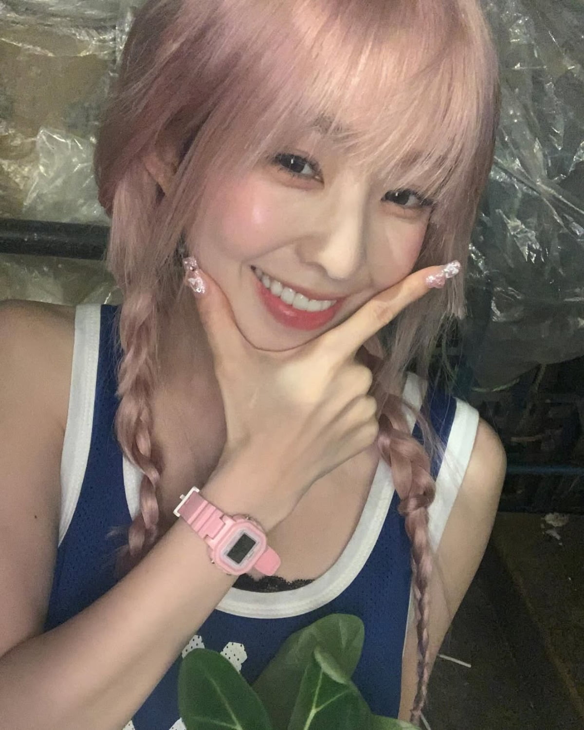レッドベルベットのアイリーン、ピンクヘアで魅せる幻想的なセルフィー