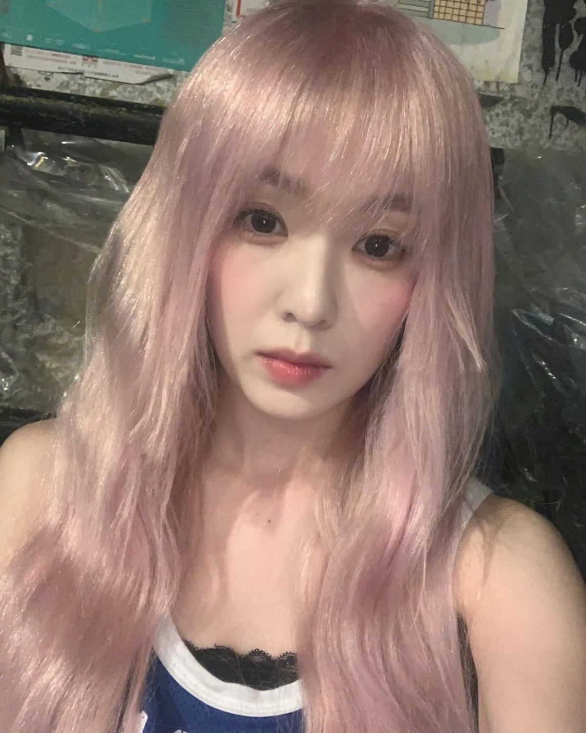 レッドベルベットのアイリーン、ピンクヘアで魅せる幻想的なセルフィー