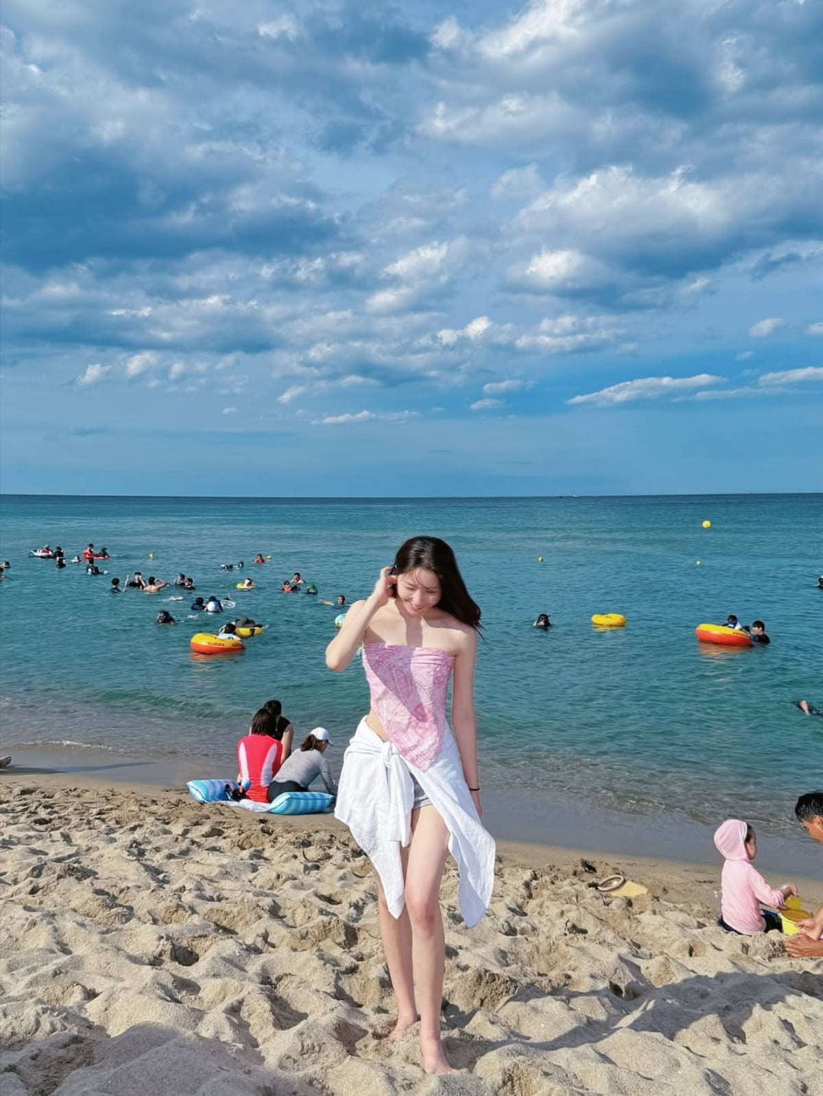 ソン·ヘウン、海で爽やかな夏のビジュアルを公開