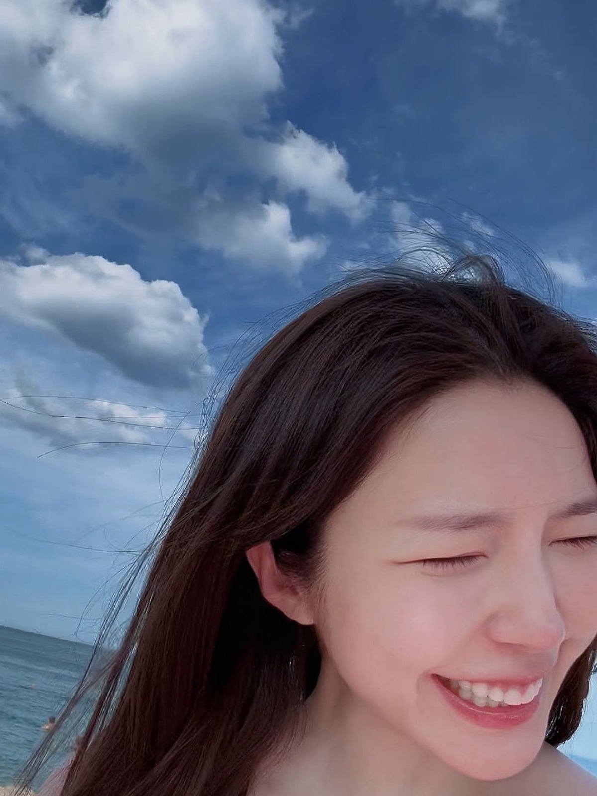 ソン·ヘウン、海で爽やかな夏のビジュアルを公開