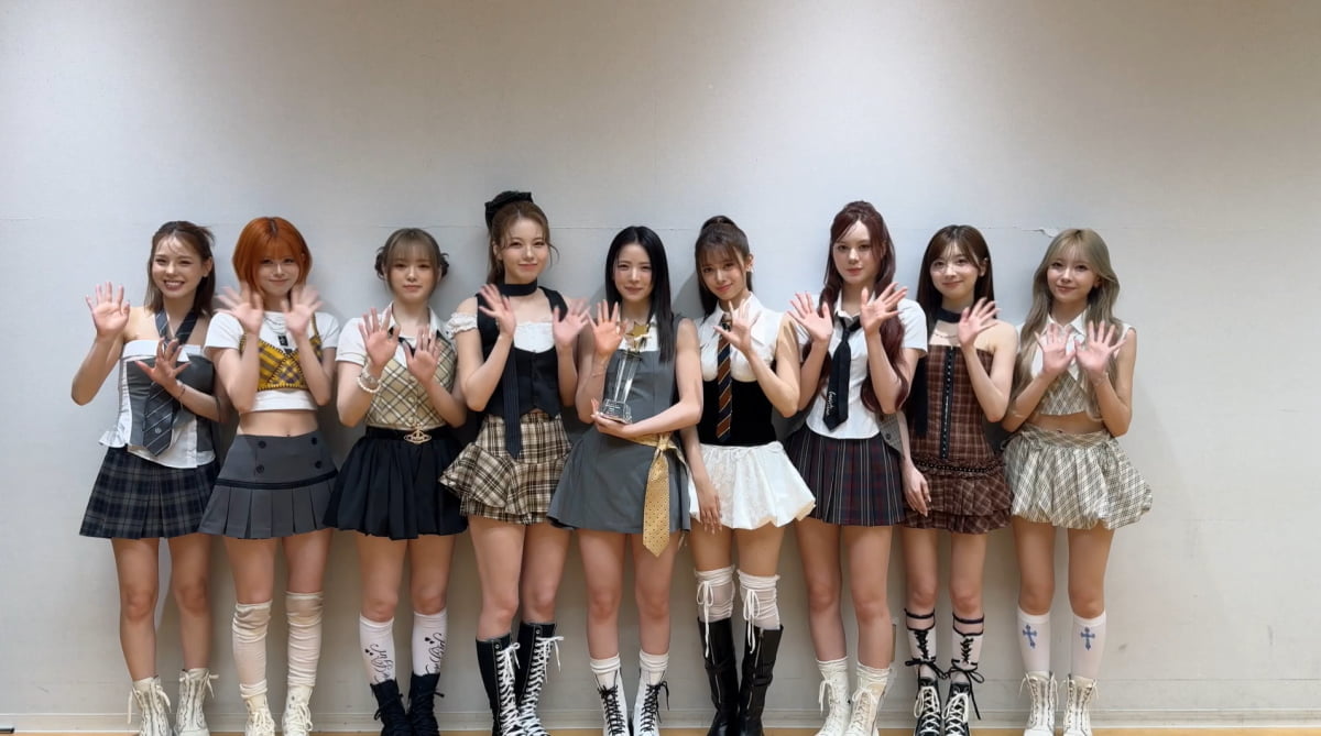 NiziU Crowned Best Female Idol Group at 13th TOP TEN AWARDS