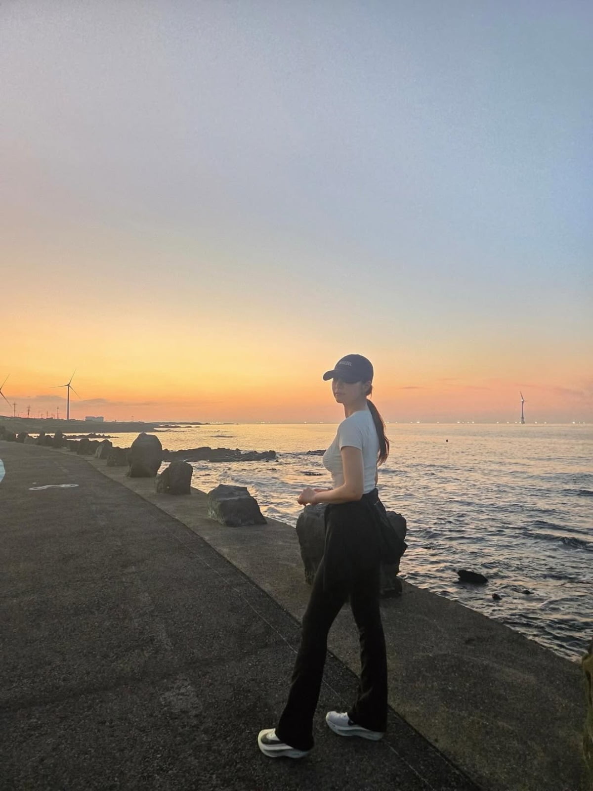 Shin Se-kyung Shares Captivating Photos, Delights Fans with Her Stunning Visuals
