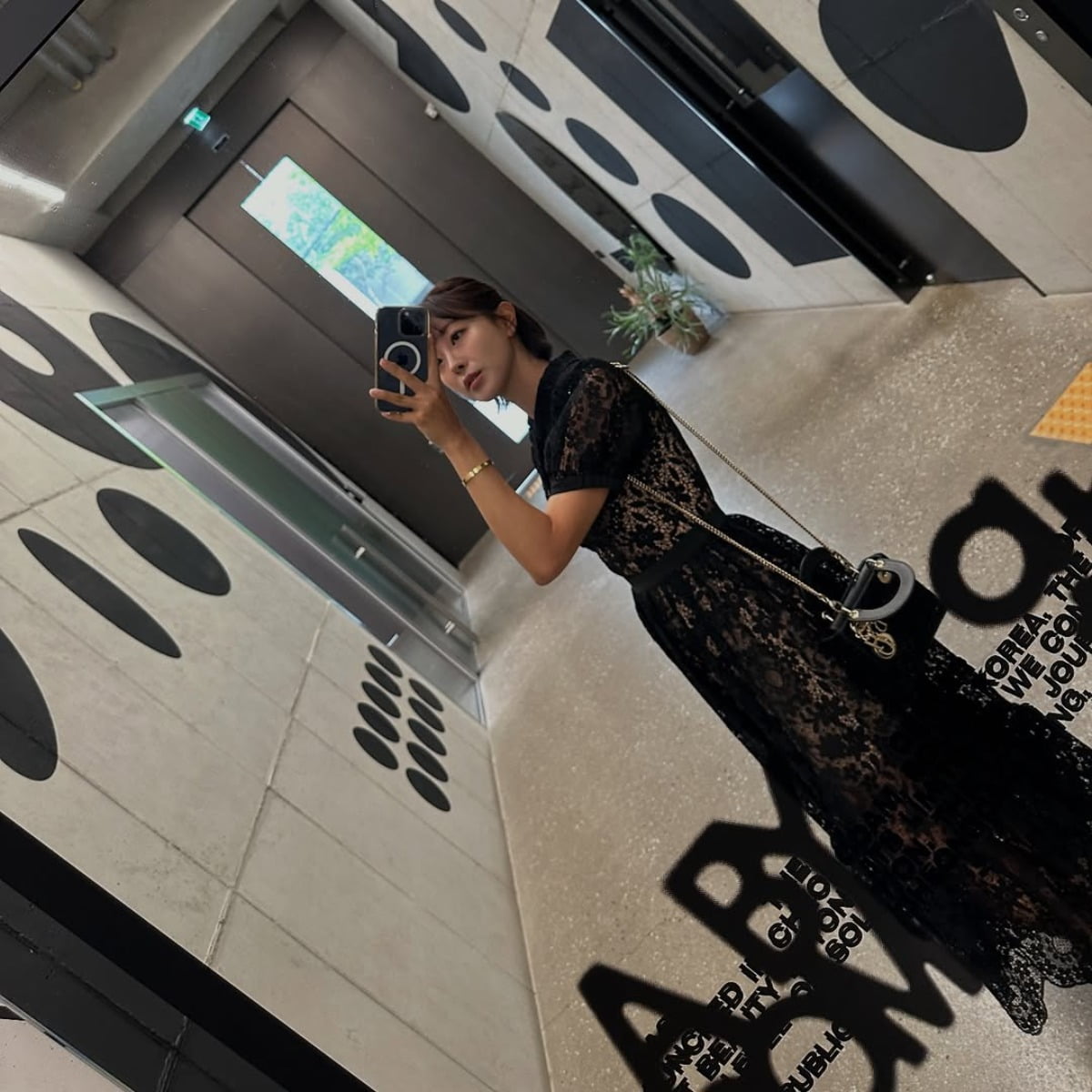 女優コ・ウォンヒ、ブラックレースルックでファンを魅了
