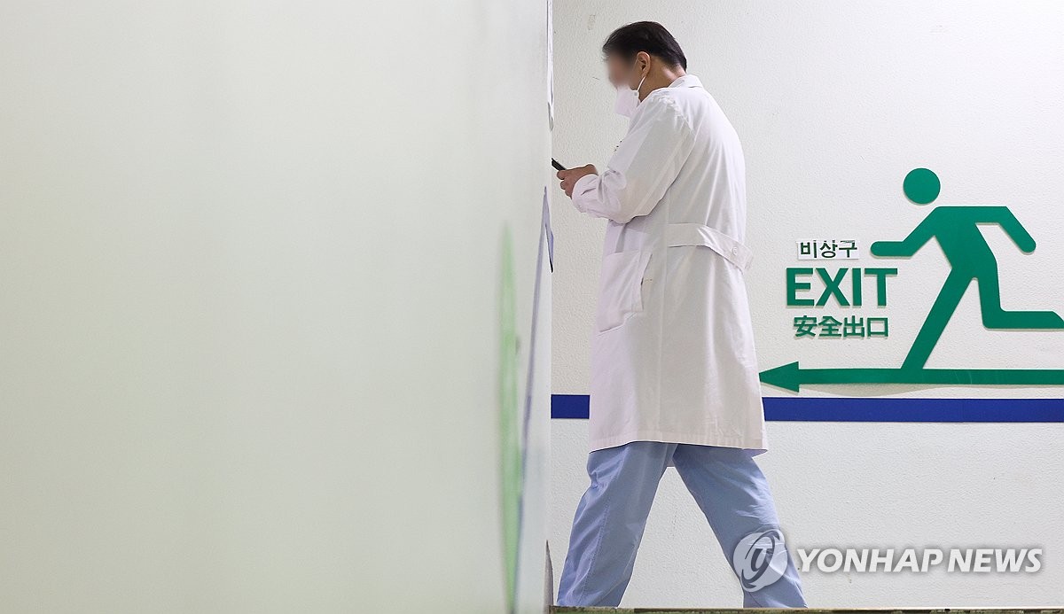 대구 한 대학병원에서 의료관계자가 이동하고 있다.<br/><br/>