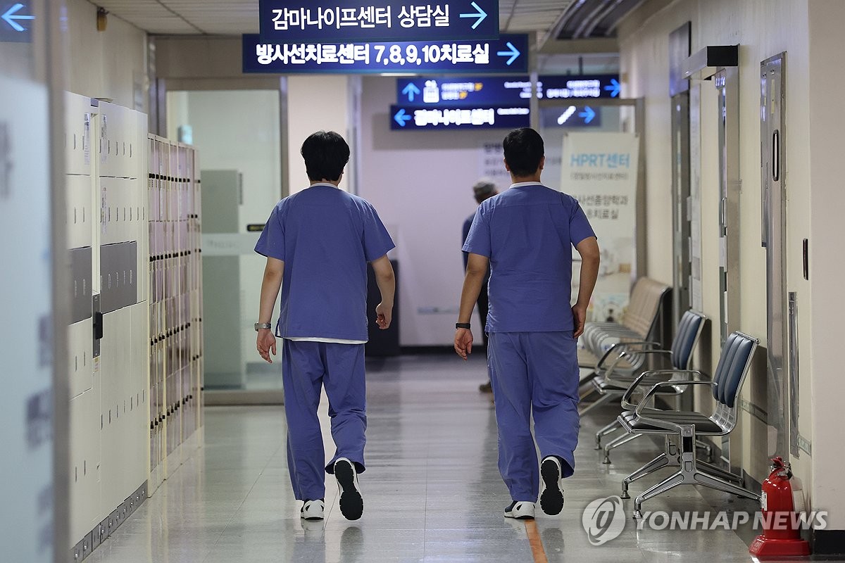 서울 시내의 한 대학병원에서 이동하는 의료진
