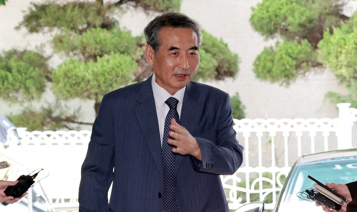 윤석열 전 대통령 부인 김건희 여사 관련 의혹을 수사하는 민중기 특별검사가 출근하고 있다. 사진=연합뉴스