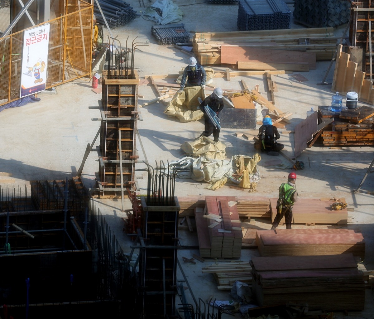 한 아파트 공사현장에서 노동자들이 뜨거운 햇빛 아래 작업을 하고 있다 사진=연합뉴스